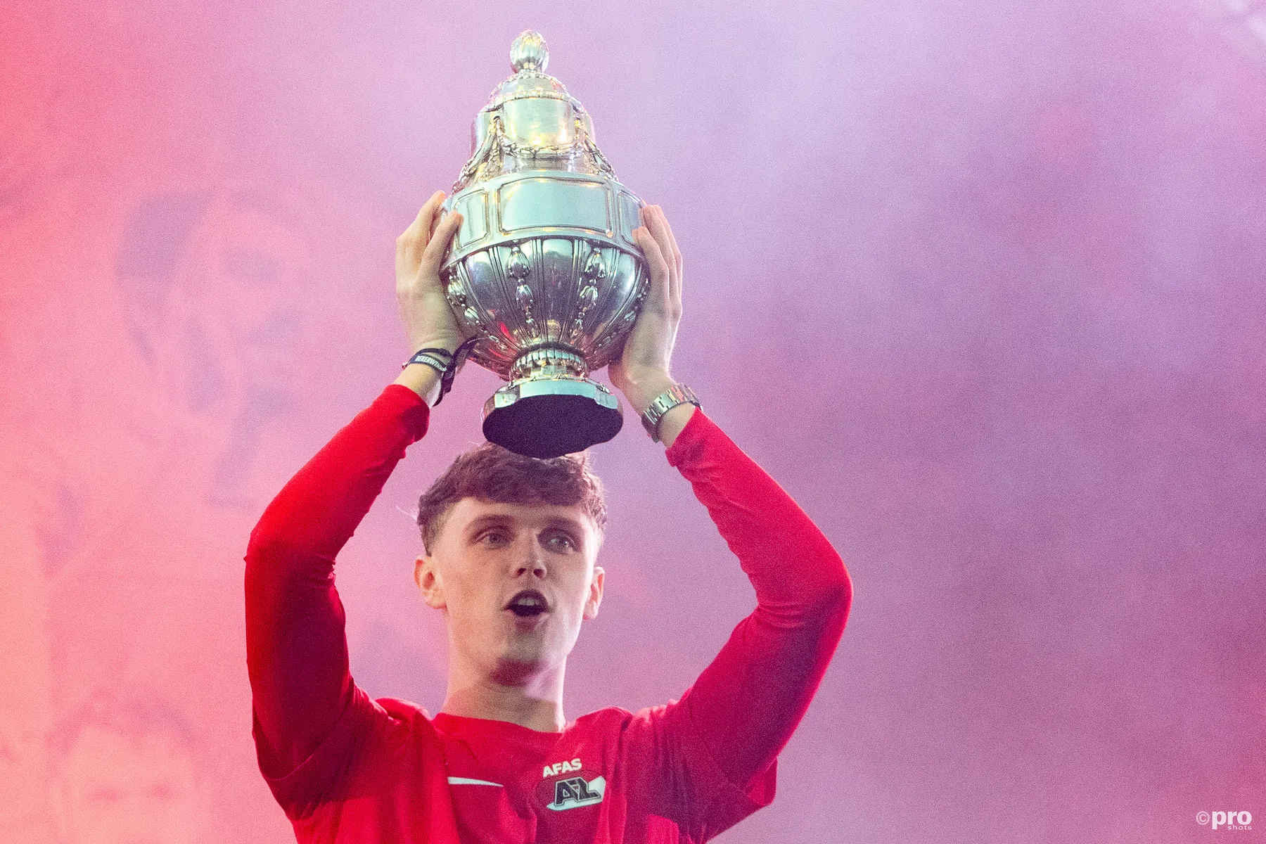 AZ-verdediger Maxim Dekker kondigt vertrek aan