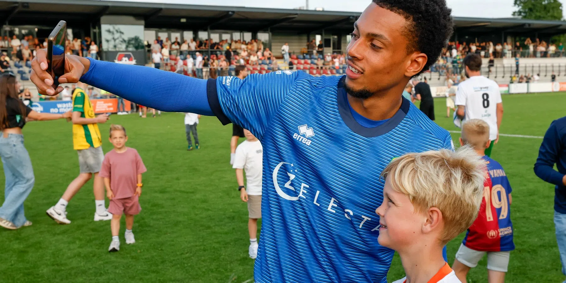 Jochie van 8 jaar in Ajax-shirt bedreigd tijdens oefenduel ADO