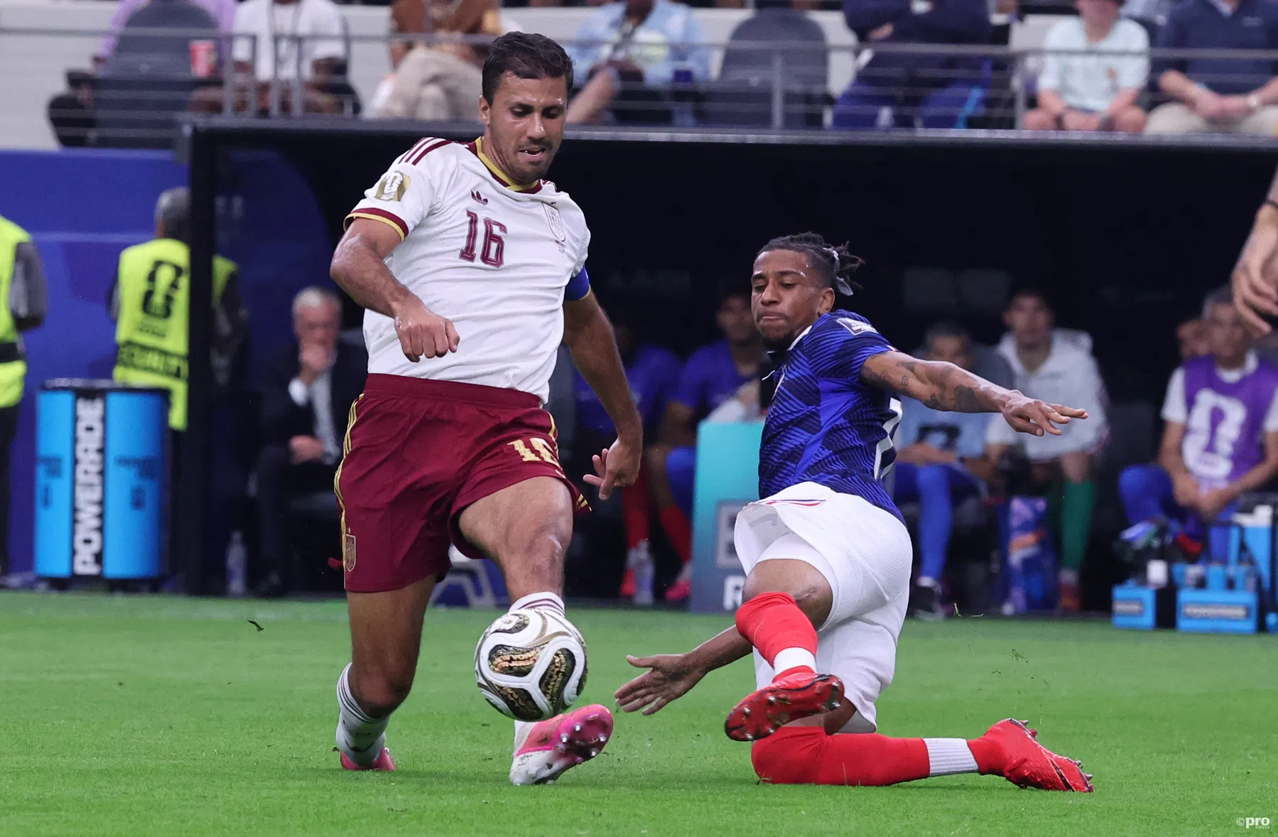 Van der Vaart ziet gemiste rode kaart bij Frankrijk - Spanje