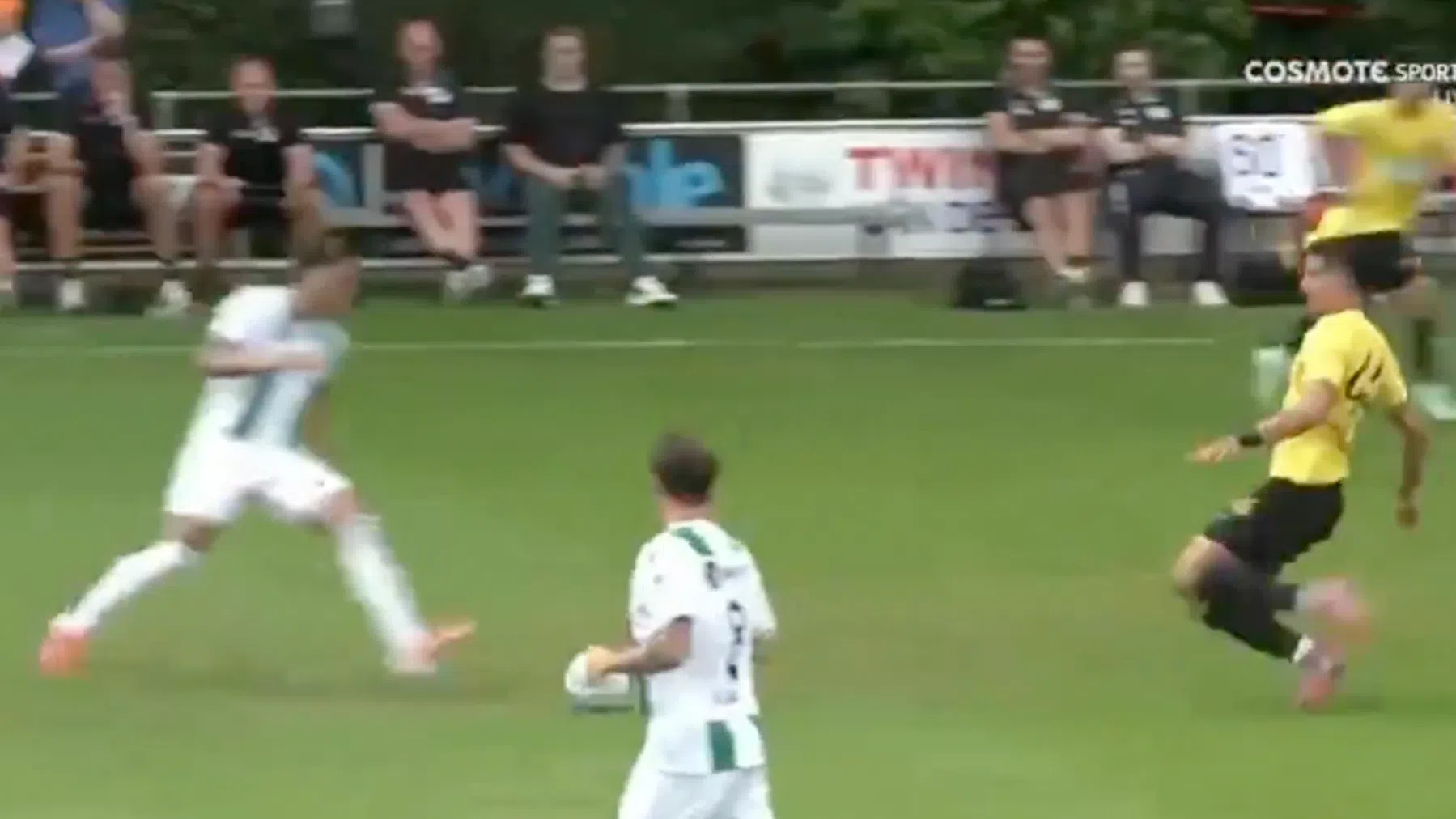 Bizarre tackle bij FC Groningen leidt tot rode kaart