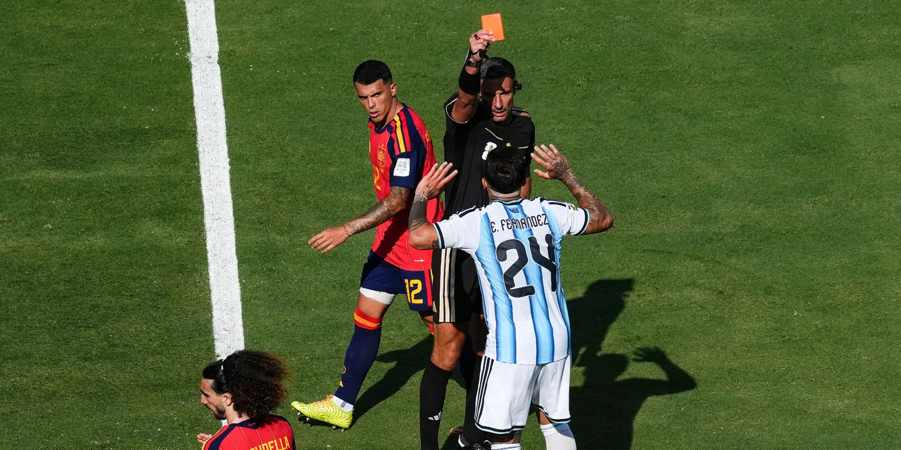 Bizar: Argentinië met tien man tegen Spanje na bizarre gele kaarten Fernández
