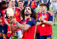 Thumbnail for article: Belofte maakt schuld: Spaanse WK-winnaar laat tattoo van De la Fuente zetten