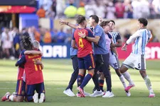 Thumbnail for article: Spaanse selectie deelt sneer uit aan Paredes: Yamal poseert met opvallend bord
