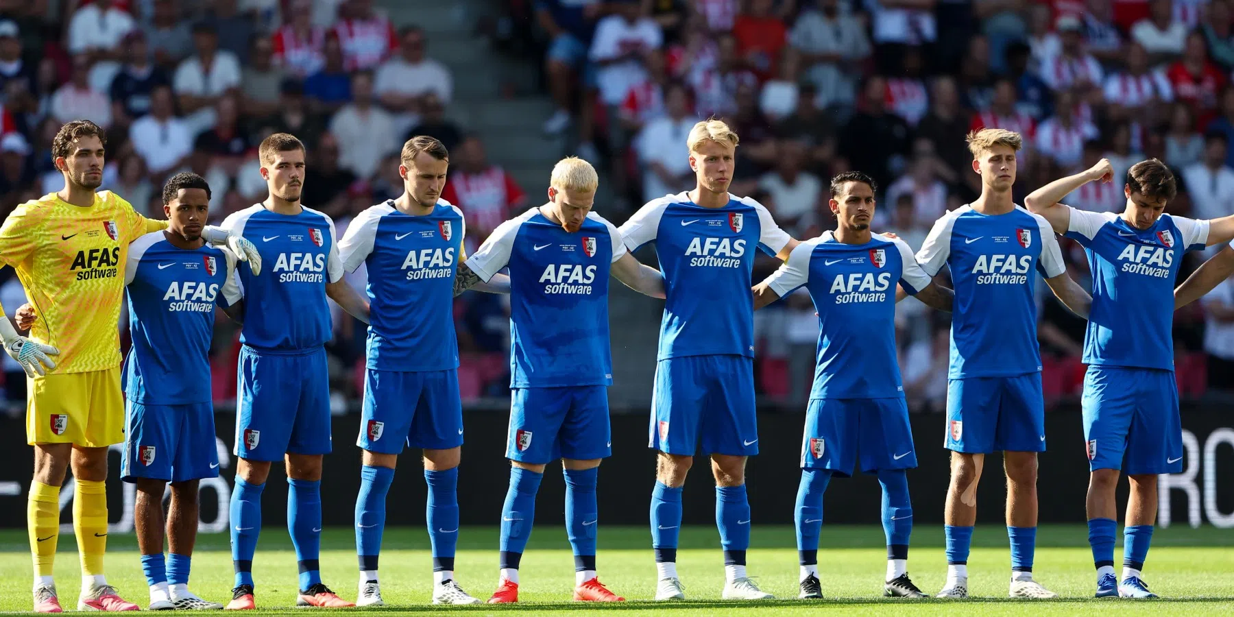 TV-kijkers spreken schande van gedrag supporters tijdens minuut stilte