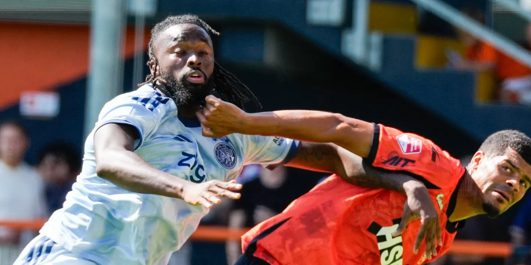 Ajax-supporters enthousiast over debutant Tolu Arokodare