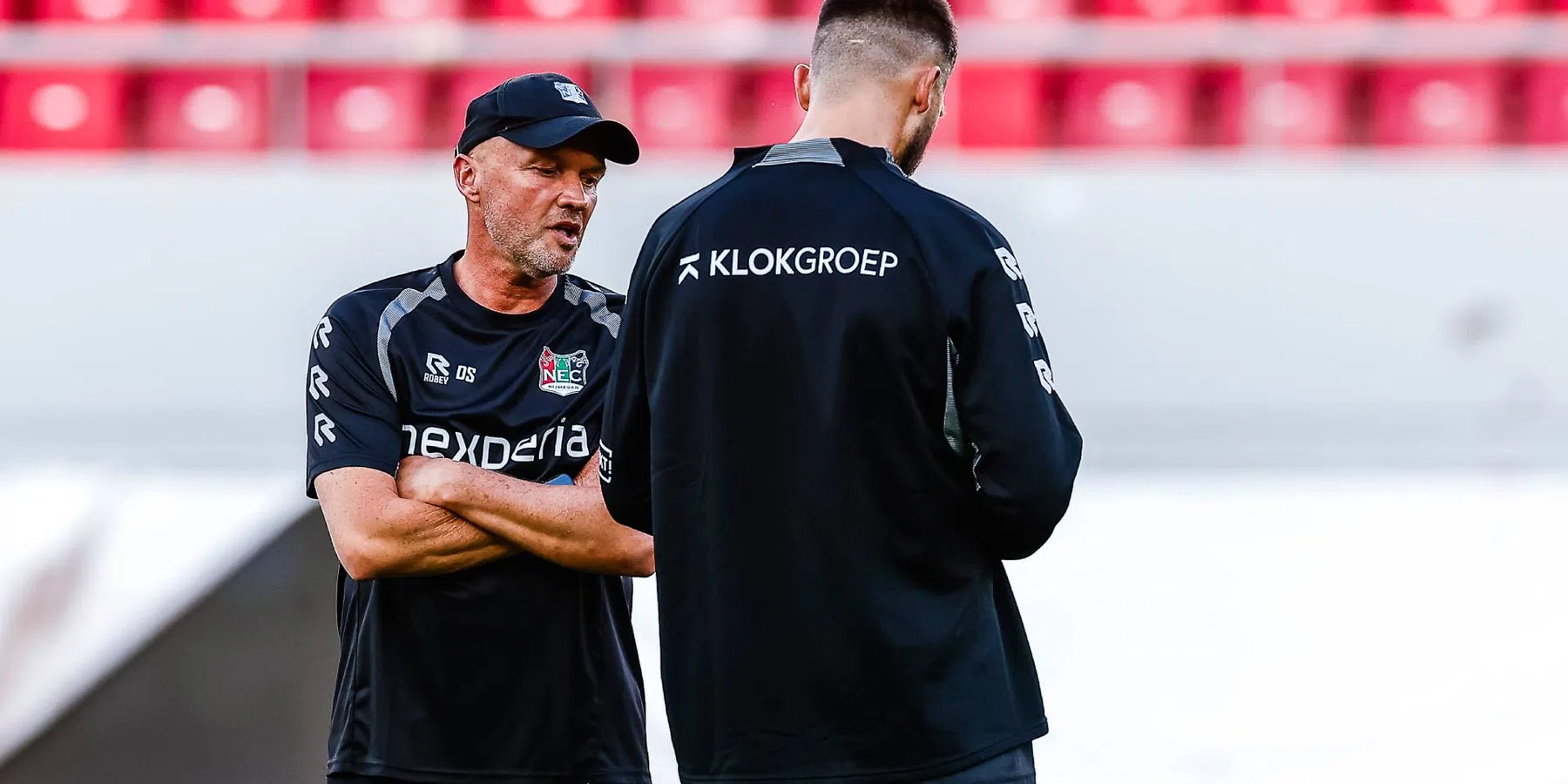Dick Schreuder kapt NEC-persconferentie plots af en keert later terug met excuses