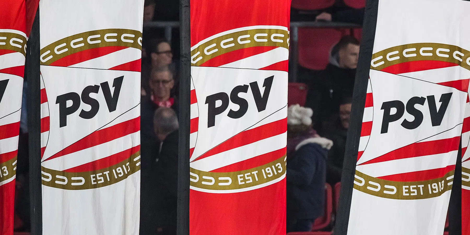 PSV verlengt contract van talent Samuel Dumbili tot medio 2028