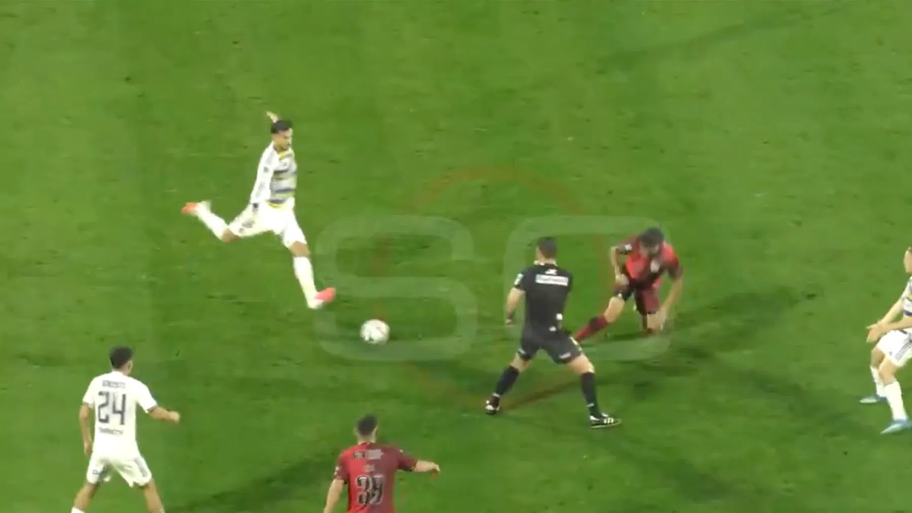 Leandro Paredes misdraagt zich wéér: bizarre actie levert gele kaart op