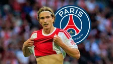 Thumbnail for article: 'PSG lonkt naar Mika Godts: Ajax kijkt na mogelijk vertrek naar Barça-opvolger'