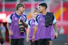Ajax-aanvaller maakt zich populair bij fans en duikt plots op tussen harde kern