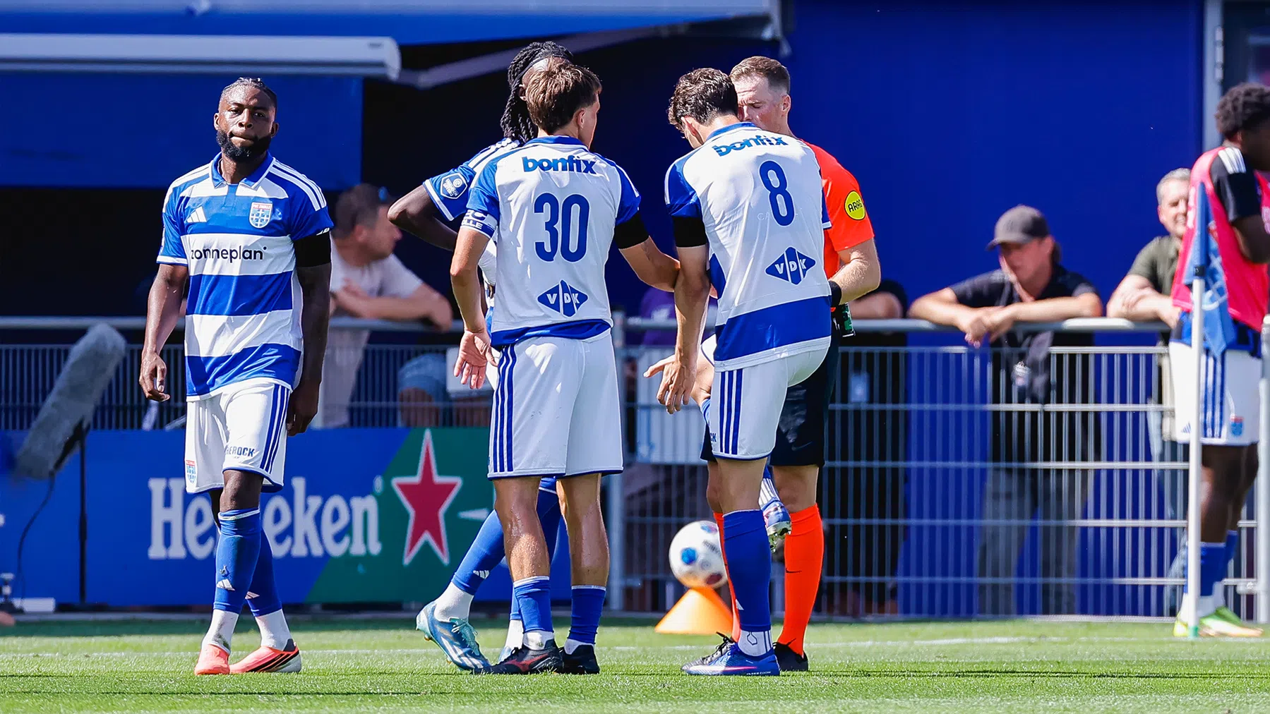 Floranus voor meerdere duels geschorst na rode kaart tijdens PEC Zwolle - Ajax