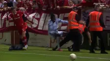 Hij kan erom lachen: Ajax-spits Tolu Arokodare beukt potige Ier omver
