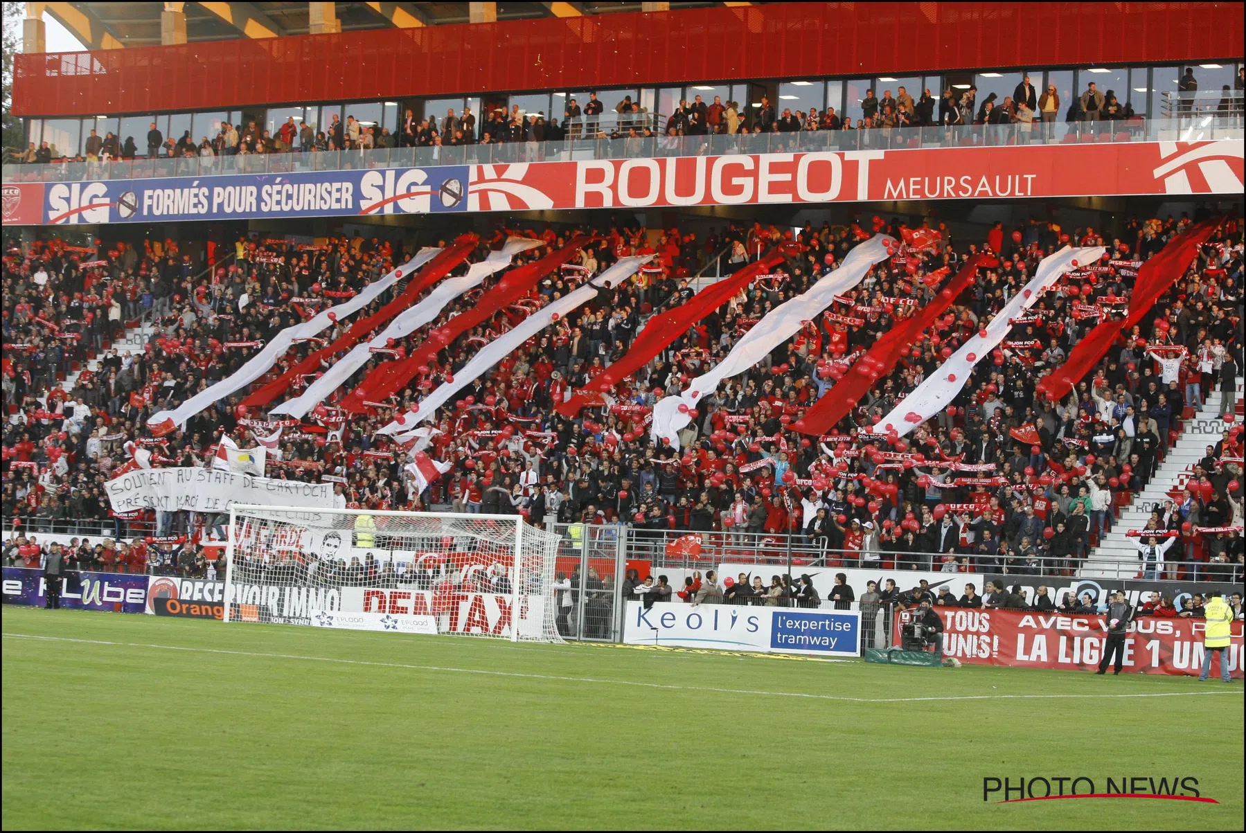 Dijon laat fans met NFC-sjaal het stadion binnen