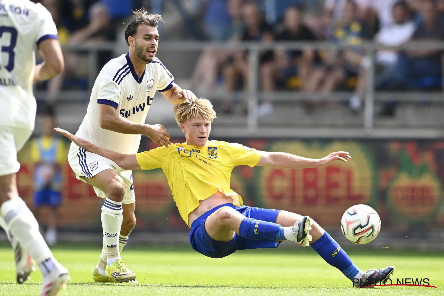 Anderlecht-fans wijzen naar Augustinsson en Llansana