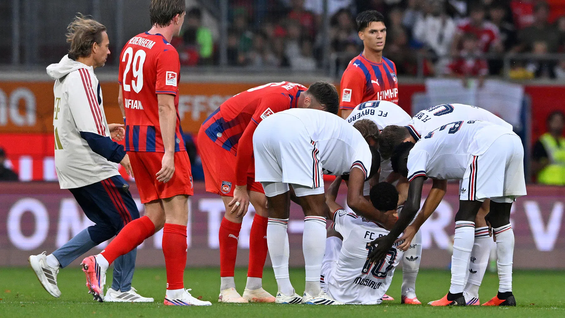 Musiala zakt opnieuw in elkaar tijdens oefenduel van Bayern München