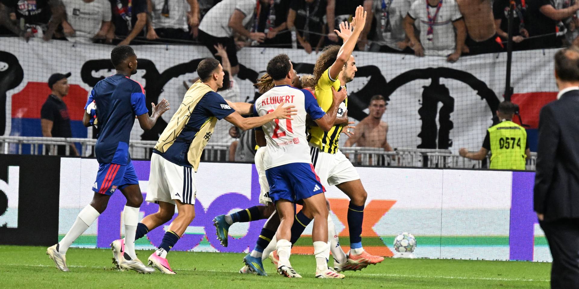 Flinke straf voor Guendouzi na gedrag tegen Lyon-fans