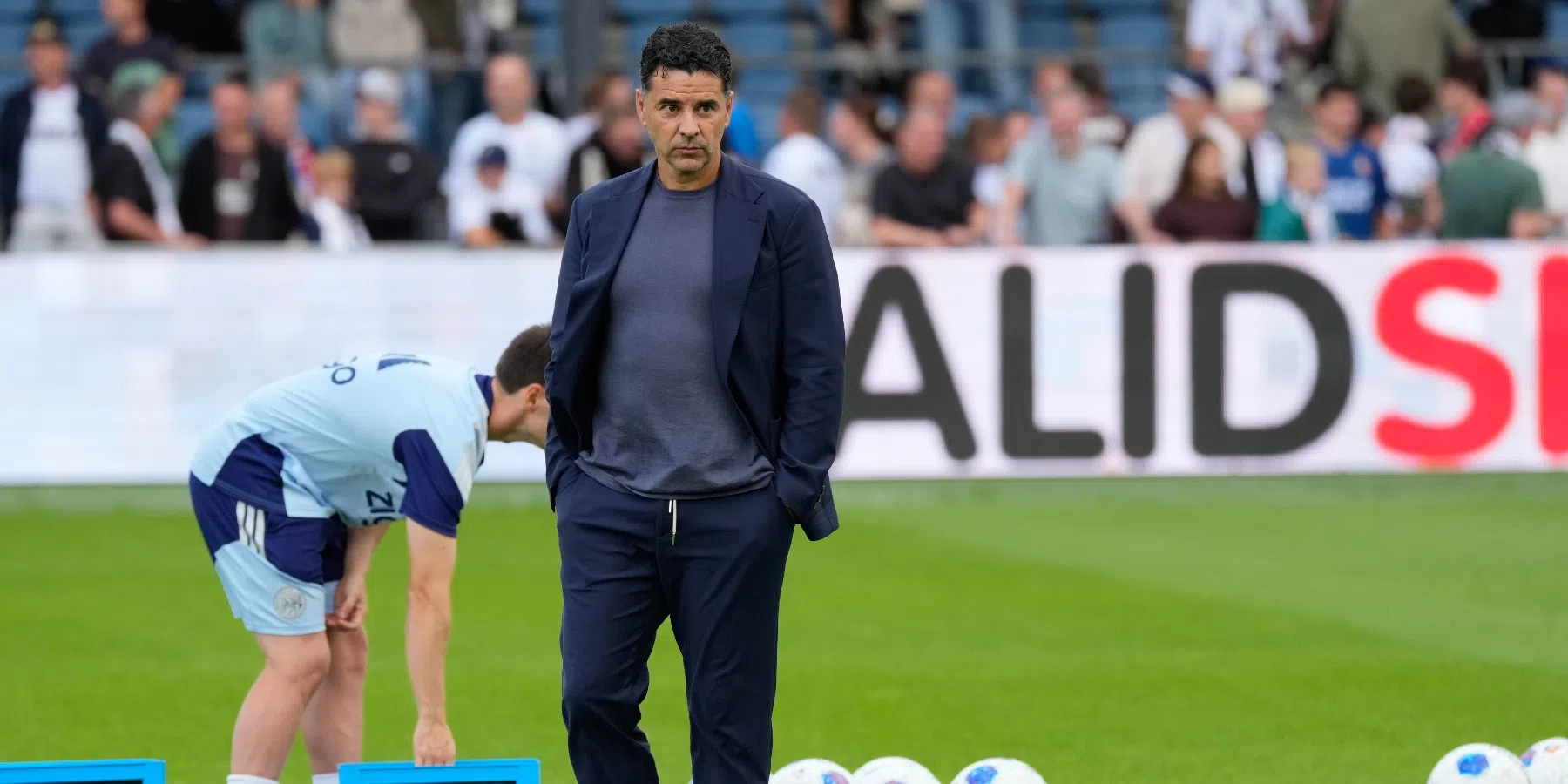 Arnold Bruggink hekelt Ajax-trainer Sánchez om uitspraken over Bouwman