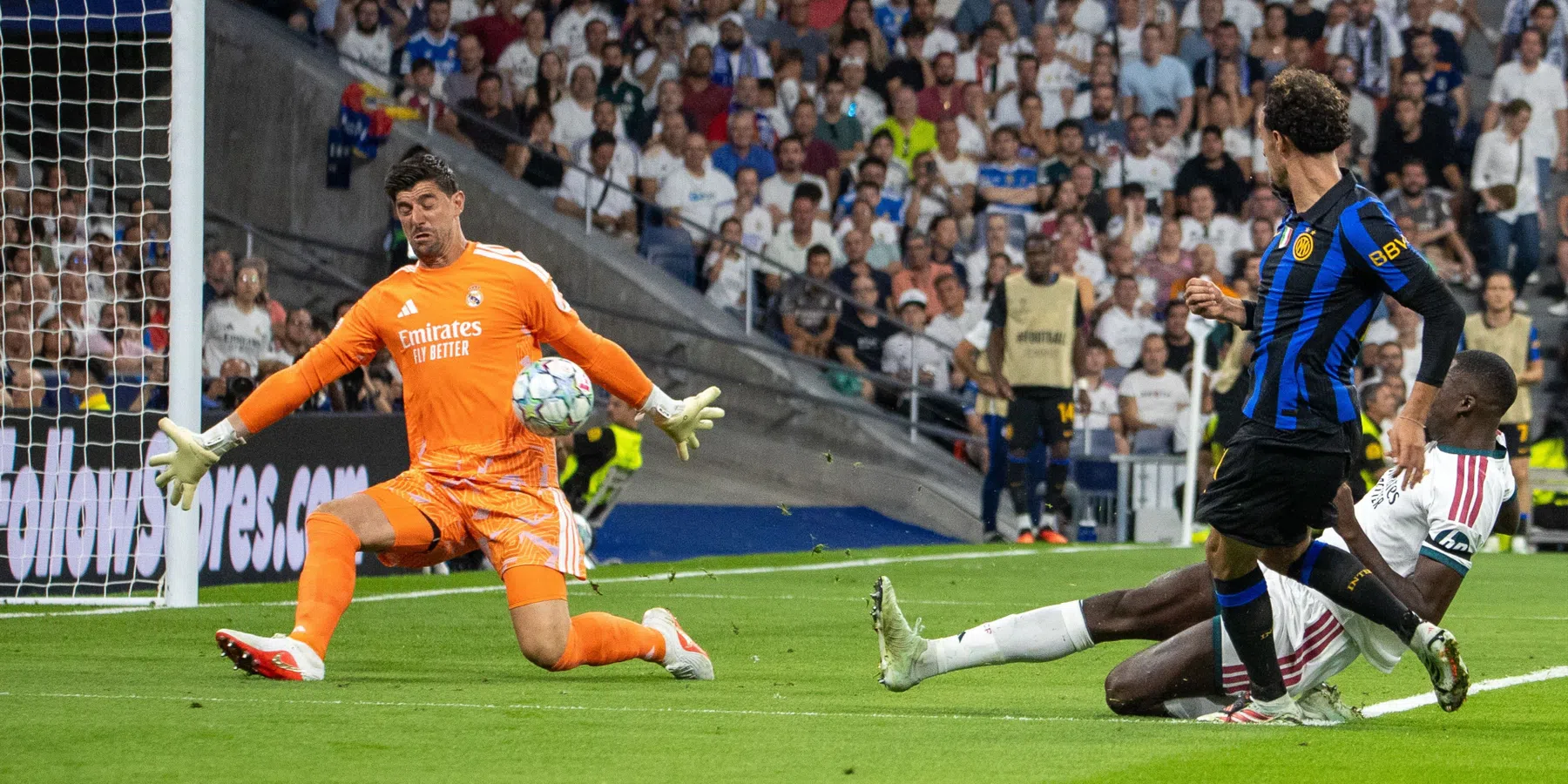 Courtois spreekt zich lovend uit over Denzel Dumfries
