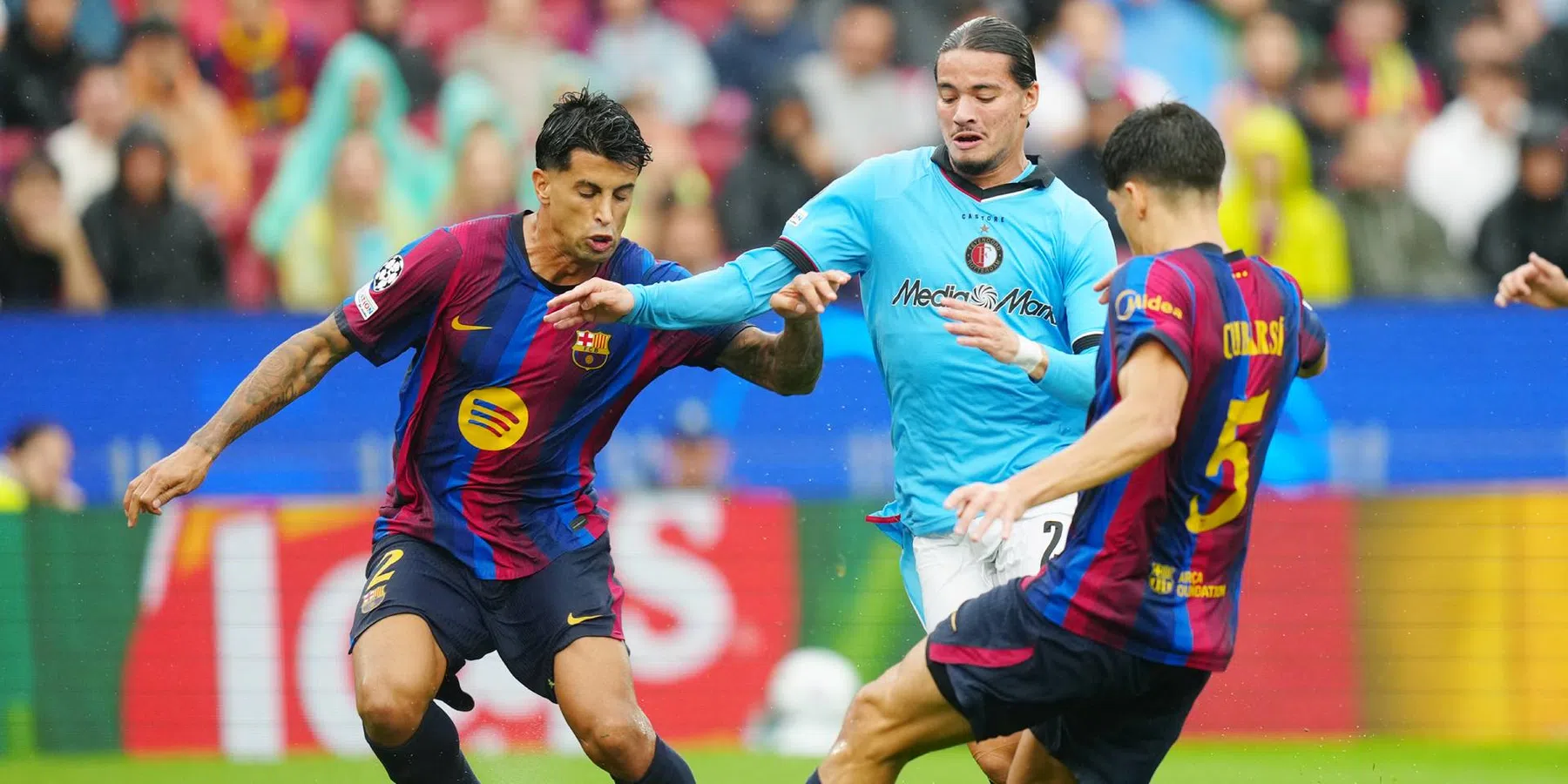 Feyenoord-fans woedend om niet gegeven penalty tegen FC Barcelona