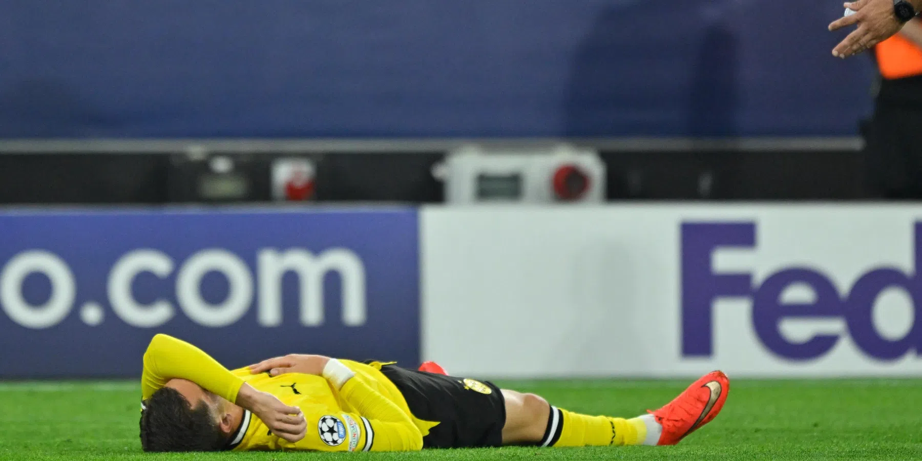 Kos Karetsas geblesseerd van het veld bij Borussia Dortmund-Villarreal