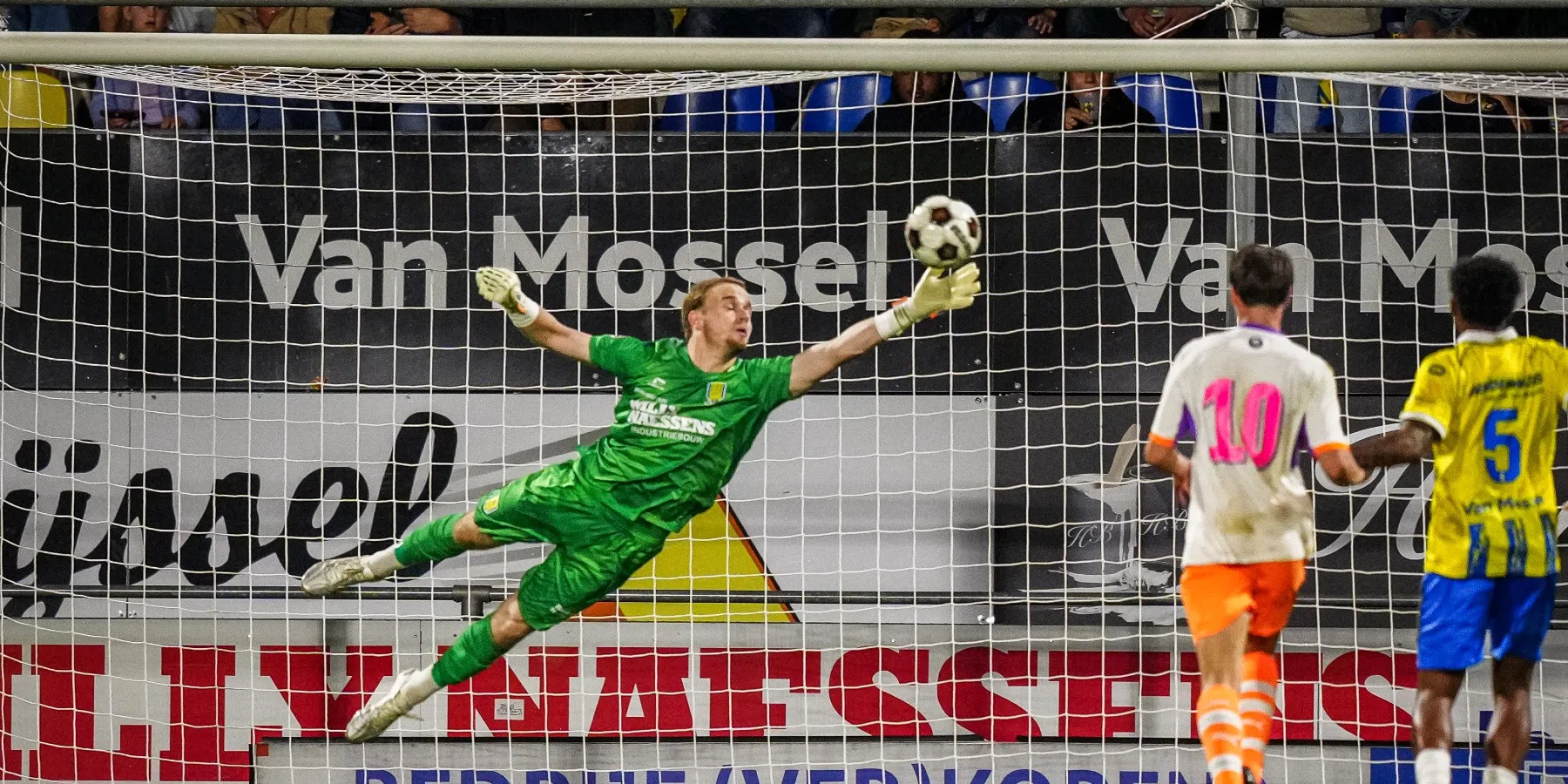 Doelman Niek Schiks droomt van doorbraak in PSV 1