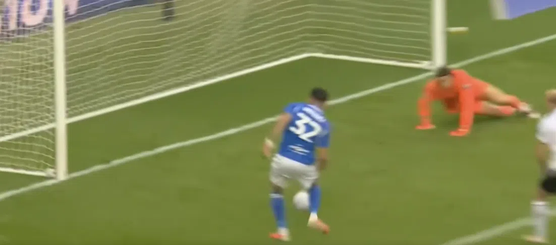Luis Vazquez gaat viraal met enorme misser bij Birmingham City