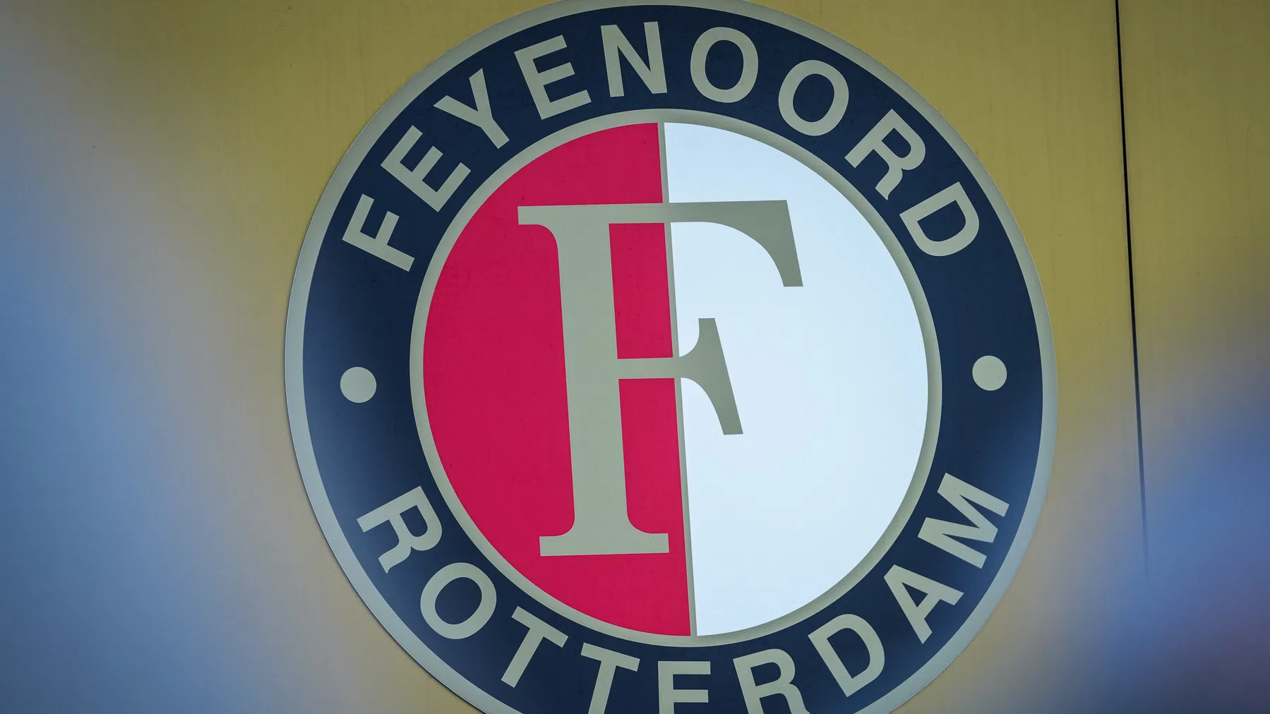 Feyenoord aangedaan door overlijden arbiter Ramdayal