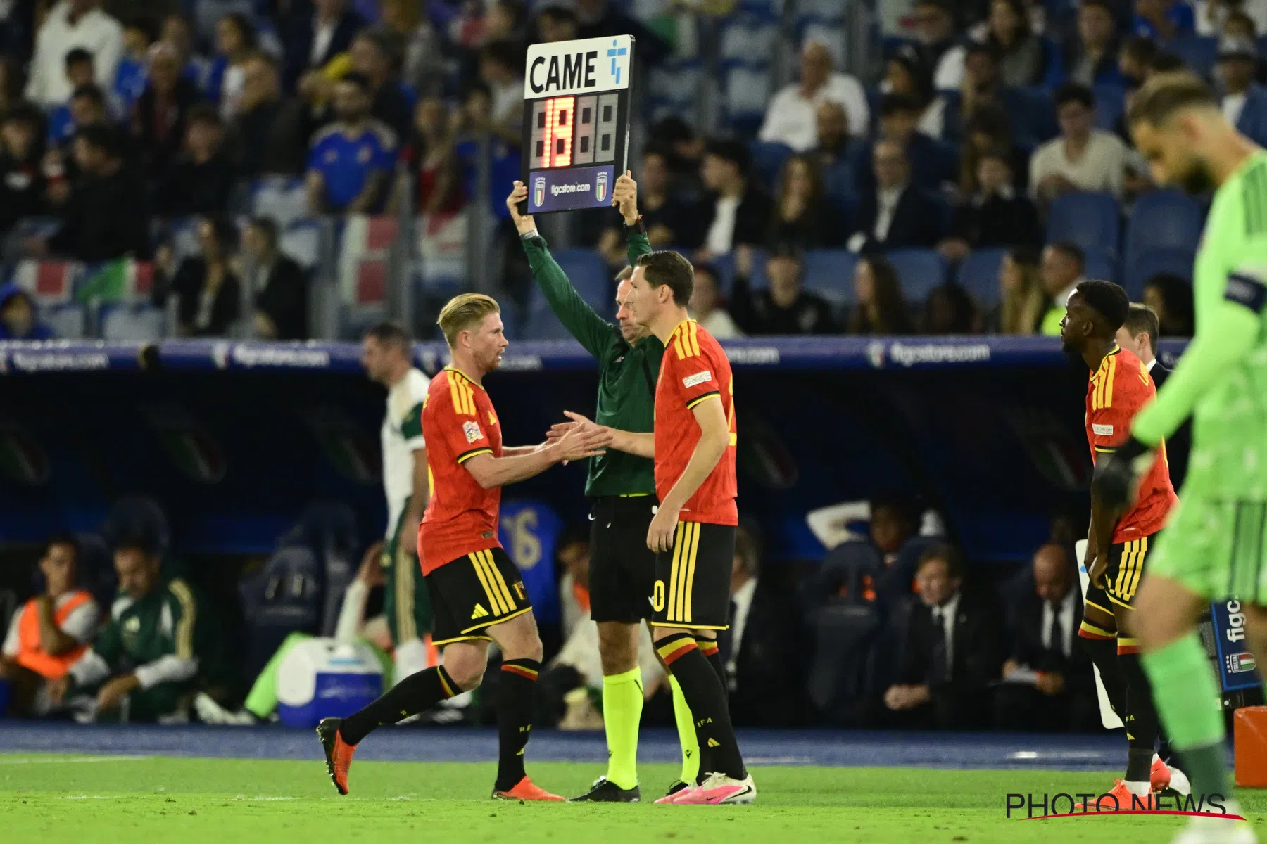 Van Bommel verdedigt middenveld met Vanaken, De Bruyne en Tielemans