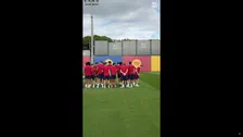 Zien: Frenkie de Jong krijgt erehaag bij rentree op trainingsveld Barcelona