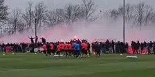 Thumbnail for article: AZ-fans laten spelers zien wat Ajax-duel inhoudt: megasteun bij laatste training