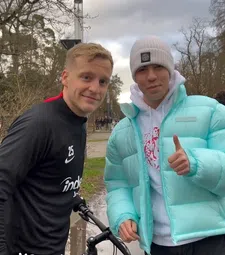 Thumbnail for article: Van de Beek warm onthaald in Duitsland: middenvelder krijgt cadeaus van fans