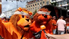 Thumbnail for article: Zomerse temperaturen doen uitgedoste Oranjefans niks: 'Hebben het ervoor over'