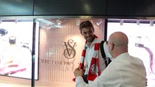 Thumbnail for article: Daar is hij: Rugani arriveert op Schiphol, Italiaan krijgt Ajax-sjaal cadeau 