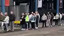 Stormloop voor De Kuip: Feyenoord-supporters massaal in de rij voor derde shirt