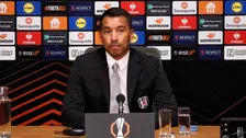 Thumbnail for article: Van Bronckhorst treft bekende tegen Ajax: 'Zou mooi zijn om hem hand te schudden'