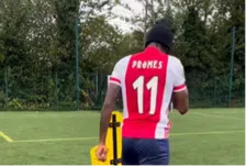 Madueke baart opzien: ex-PSV'er traint in Ajax-shirt met naam van Promes