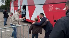 Thumbnail for article: Spelersbus Ajax komt aan in Waalwijk: Farioli en Henderson op de foto met fans