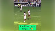 Ronaldinho laat met prachtige aanname zien dat hij het voetbal niet is verleerd