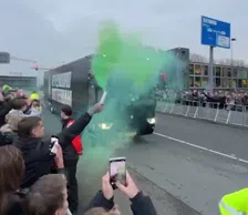 Thumbnail for article: Klassiekerkoorts in Rotterdam: Feyenoord-bus komt aan bij sfeervolle Kuip