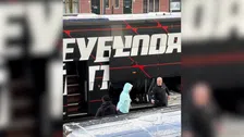 Zó werd de Feyenoord-bus zojuist door de PSV-fans ontvangen in Eindhoven 