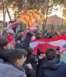 Humor in Barbastro: fans van vierdeklasser treiteren Barça en Olmo