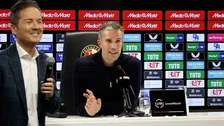 Thumbnail for article: Van Persie krijgt lachers op zijn hand op persconferentie na vraag over Driessen