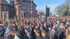 Thumbnail for article: Duizenden Manchester United-fans protesteren voorafgaand aan duel met Arsenal 