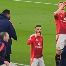 Thumbnail for article: Scheidsrechter legt Man United - Arsenal stil zodat Mazraoui vasten kan verbreken