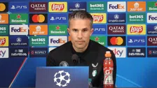 Thumbnail for article: Van Persie reageert op zoveelste blessure bij Feyenoord: 'Kan je wel zeggen, ja..'
