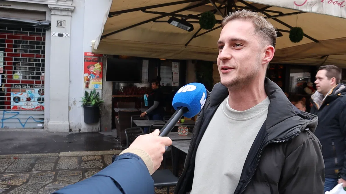 https://webp.vp.cdn.pxr.nl/videofeed/previews/2025-03-11t150329-pessimistische-feyenoord-fans-we-wilden-in-frankrijk-omdraaien.png?width=1200