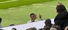 Thumbnail for article: Vinicius maakt provocerend gebaar richting Atlético-fans: 'Wij 15, jullie 0'