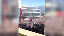 Heerlijke beelden: Ajax-fans zingen en springen erop los voor jubileumduel met AZ