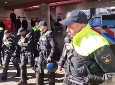 Politie krijgt lucht van speciale actie Ajax-fans en rukt massaal uit