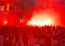 Unieke beelden: Ajax-fans nemen De Dam over en vieren enorm jubileum-feest